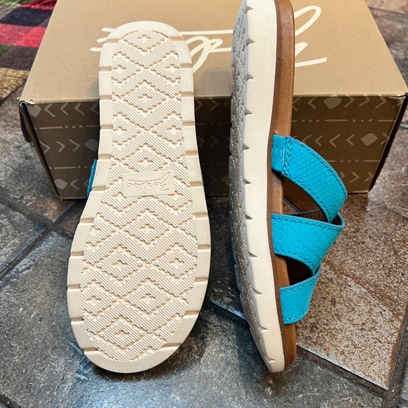 New In Box Zodiac Naila leather slide sandals, Azuew, size 7 - Picture 2 of 5